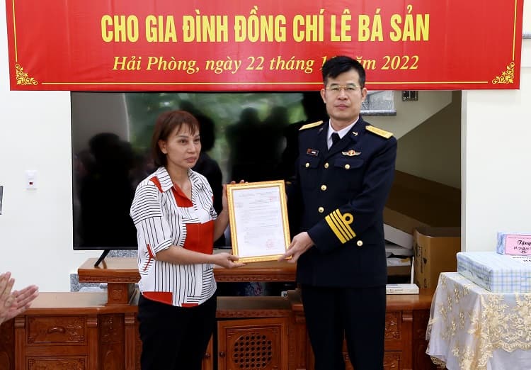 Bàn giao nhà “Mái ấm công đoàn, nghĩa tình đồng đội”