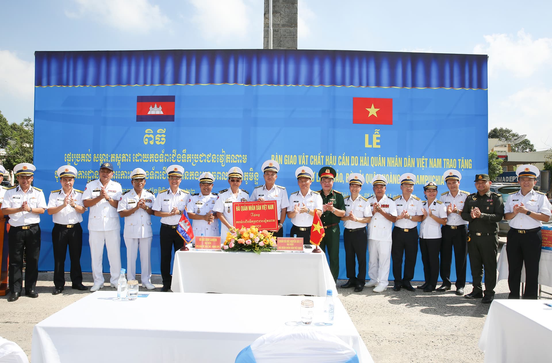 Tặng trang thiết bị hậu cần cho Hải quân Hoàng gia Cam-pu-chia