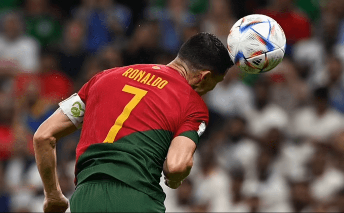 World Cup 2022: "Sợi tóc của Ronaldo" và bóng đá thời công nghệ 4.0