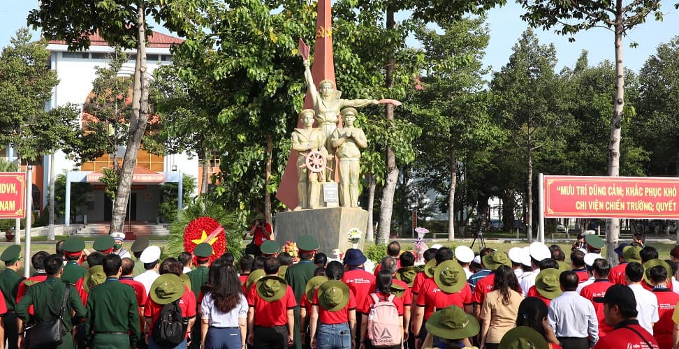 Đoàn công tác TP. Hồ Chí Minh dâng hương tượng đài anh hùng liệt sĩ Đoàn tàu Không số