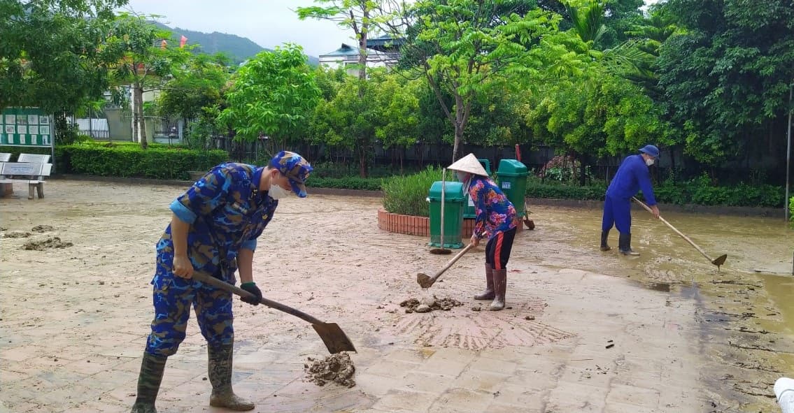Kho 706 giúp Trường Tiểu học Quang Hanh khắc phục hậu quả sau mưa lớn