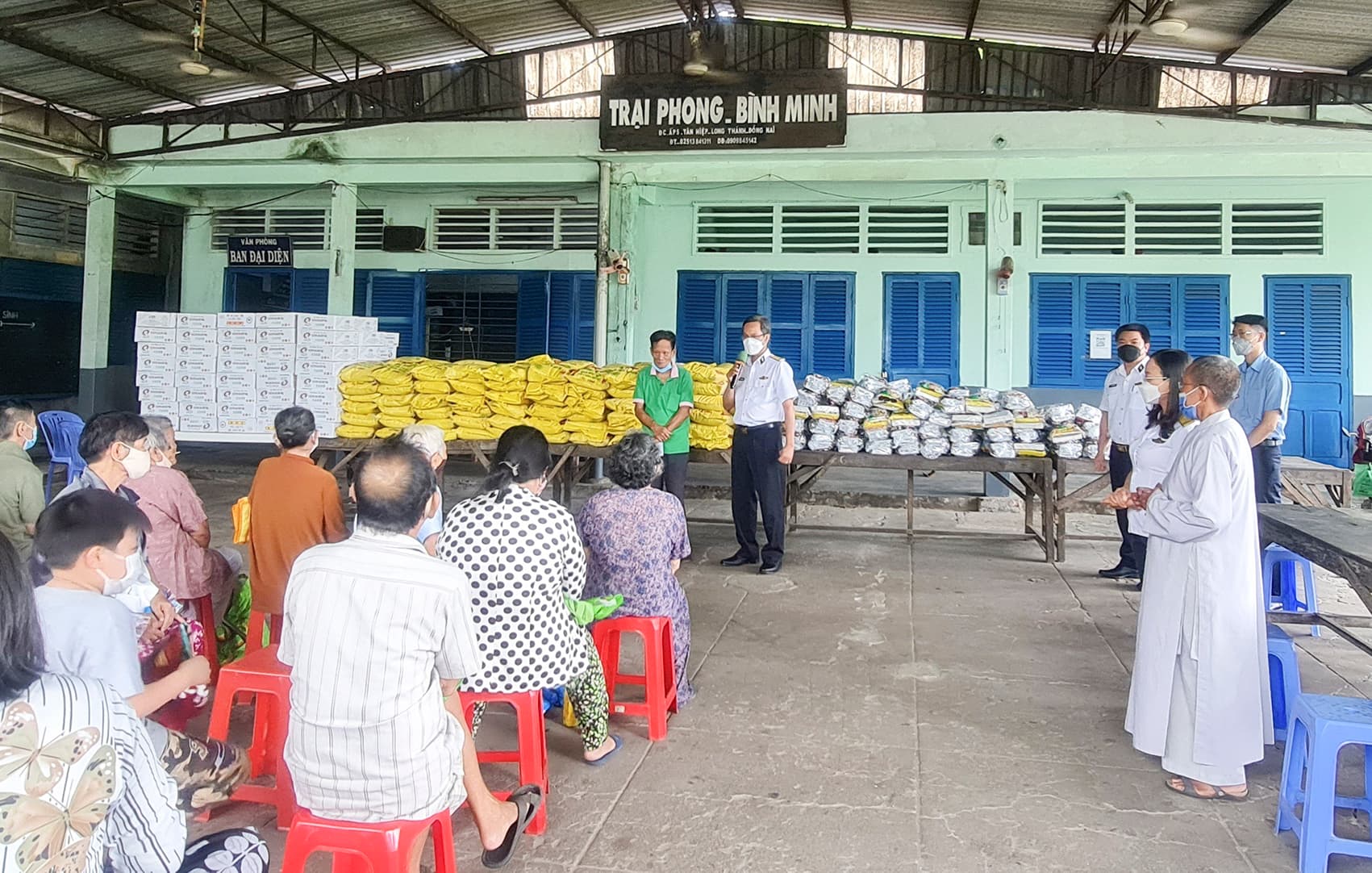Công ty cổ phần Cảng Tân cảng Hiệp Phước tặng quà các gia đình khó khăn tại trại Phong Bình Minh