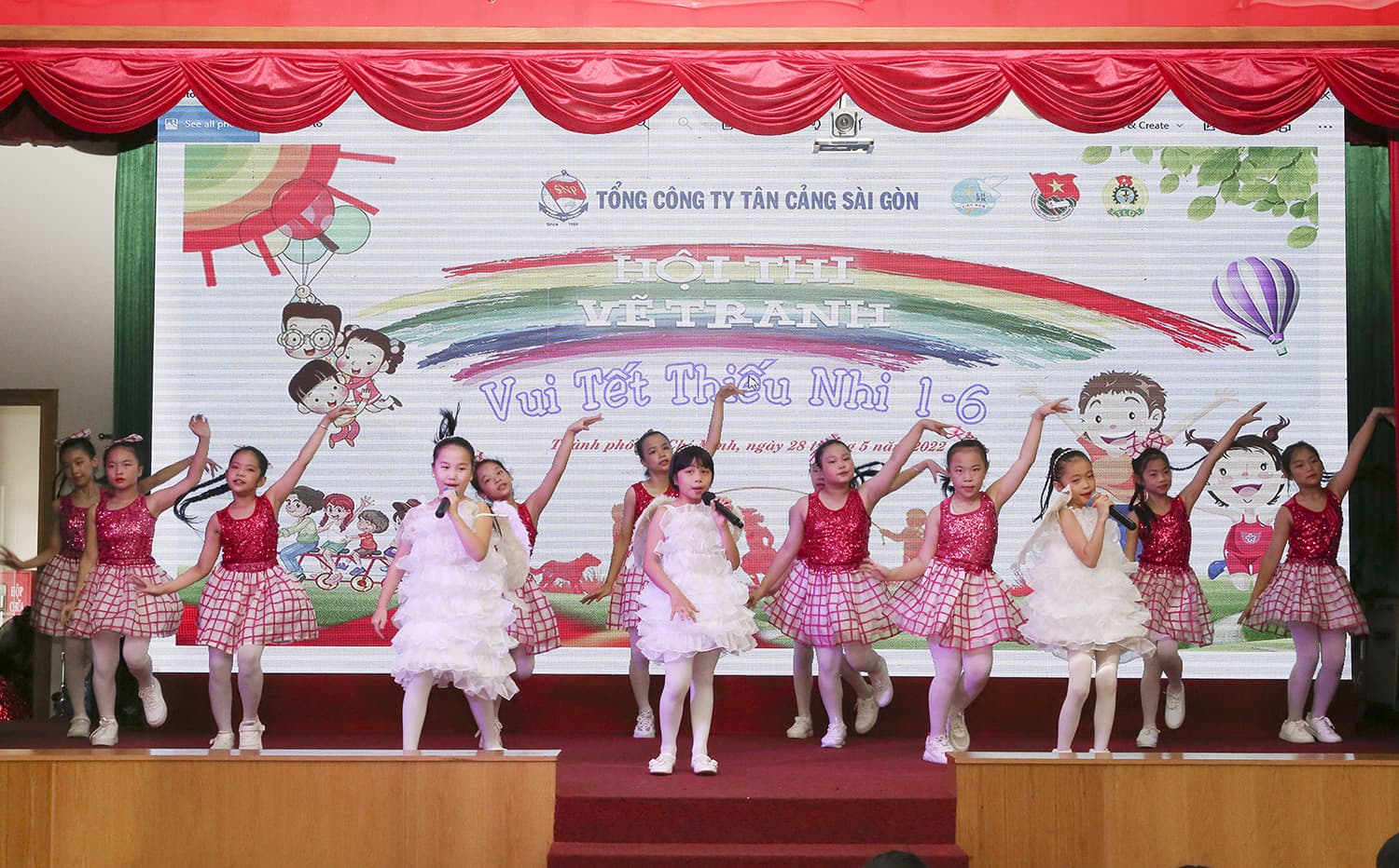 Thi vẽ tranh “Em yêu gia đình Tân cảng”
