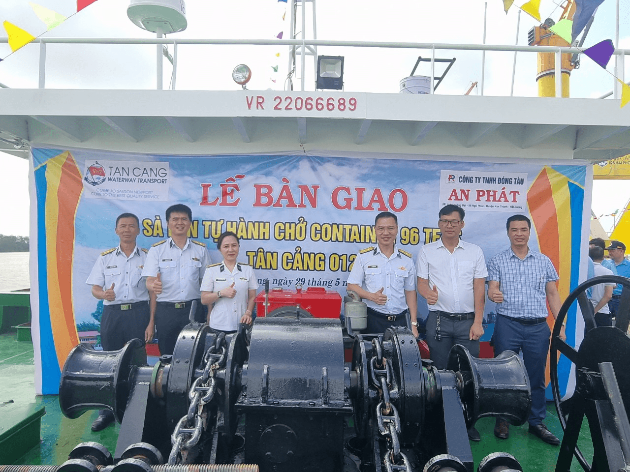 Công ty Cổ phần vận tải thủy Tân cảng tiếp nhận 2 sà lan mới