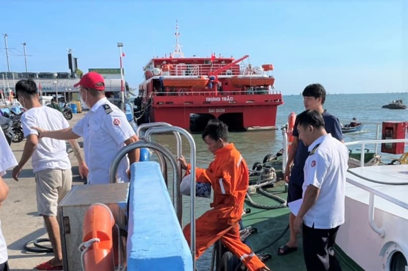 Tàu Tân cảng P4 và Tân cảng P5 kịp thời cứu nạn 2 ngư dân