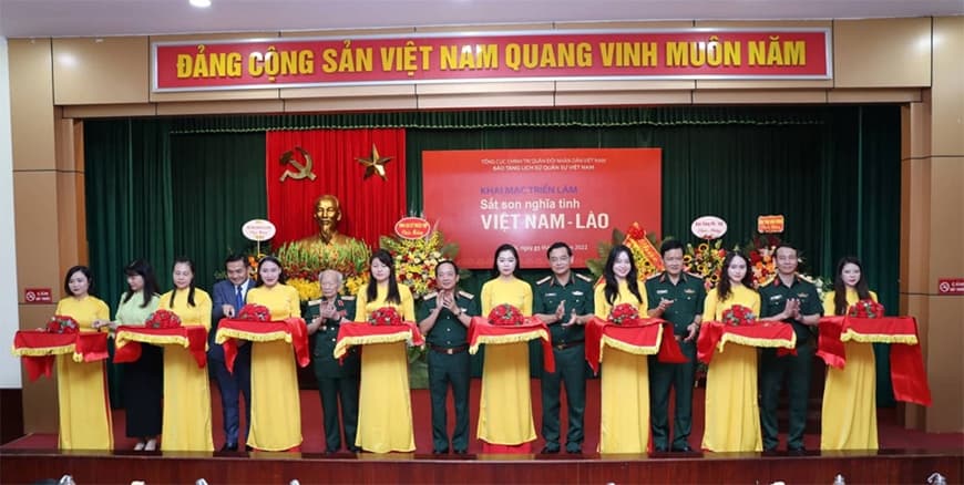 Trưng bày hơn 200 hình ảnh, tài liệu tại triển lãm “Sắt son nghĩa tình Việt Nam - Lào”