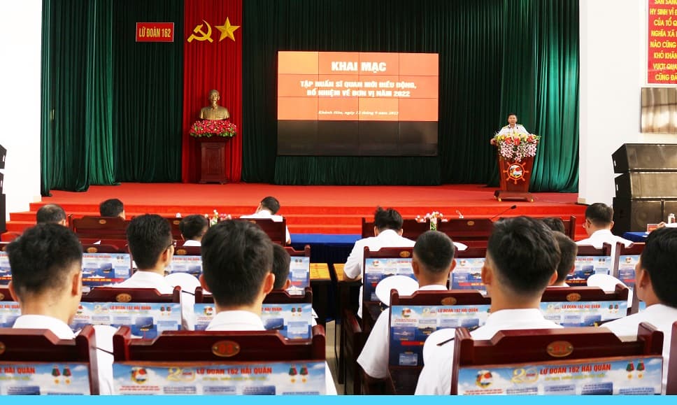 Lữ đoàn 162 tập huấn sĩ quan mới được điều động, bổ nhiệm