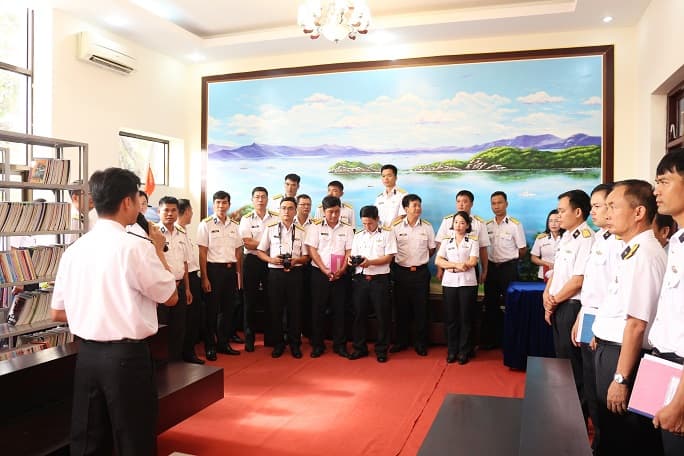Tham quan, học tập về hoạt động phòng truyền thống, thư viện tại Lữ đoàn 162