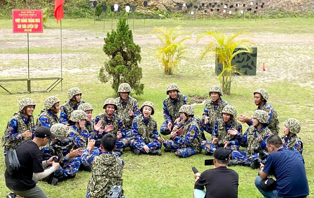 Thí sinh Sao Mai 2022 trải nghiệm tại Lữ đoàn 126