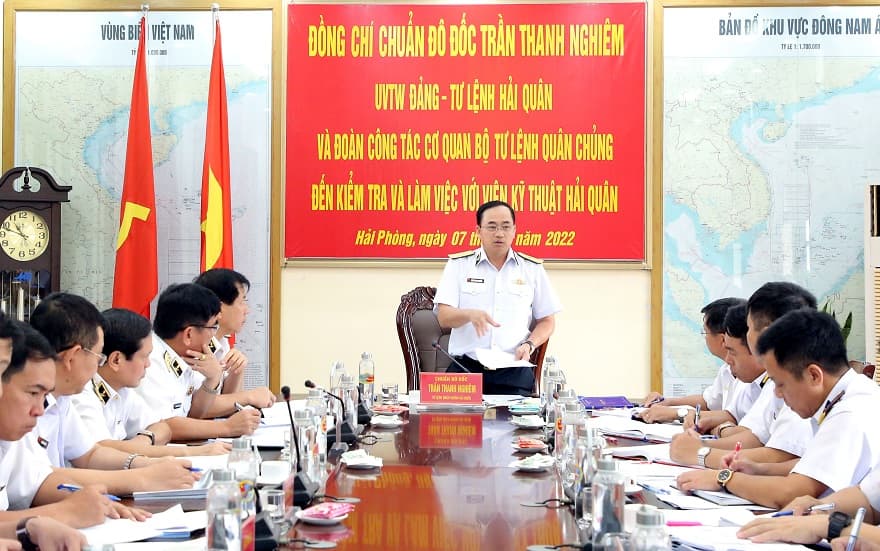 Tư lệnh Hải quân kiểm tra Viện Kỹ thuật