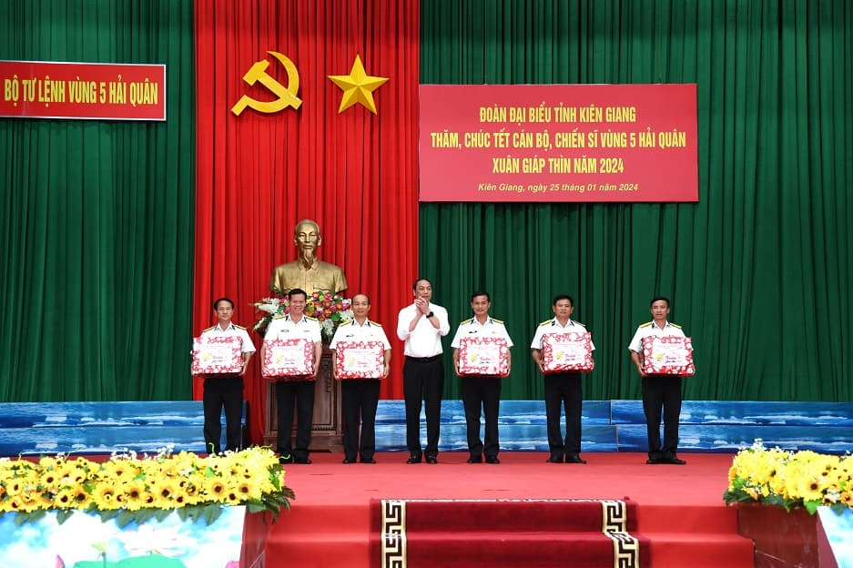 Đoàn công tác tỉnh Kiên Giang thăm, chúc Tết cán bộ, chiến sĩ Vùng 5
