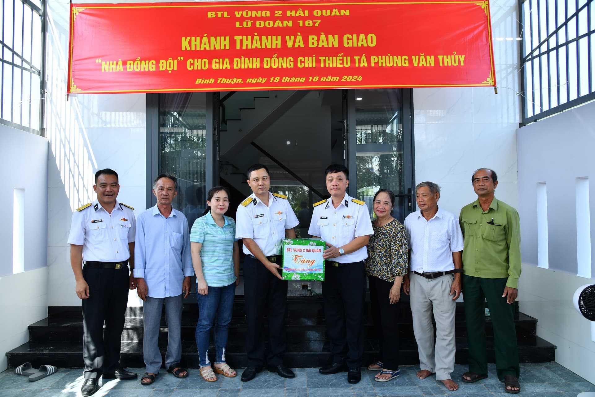 Lữ đoàn 167  bàn giao nhà đồng đội