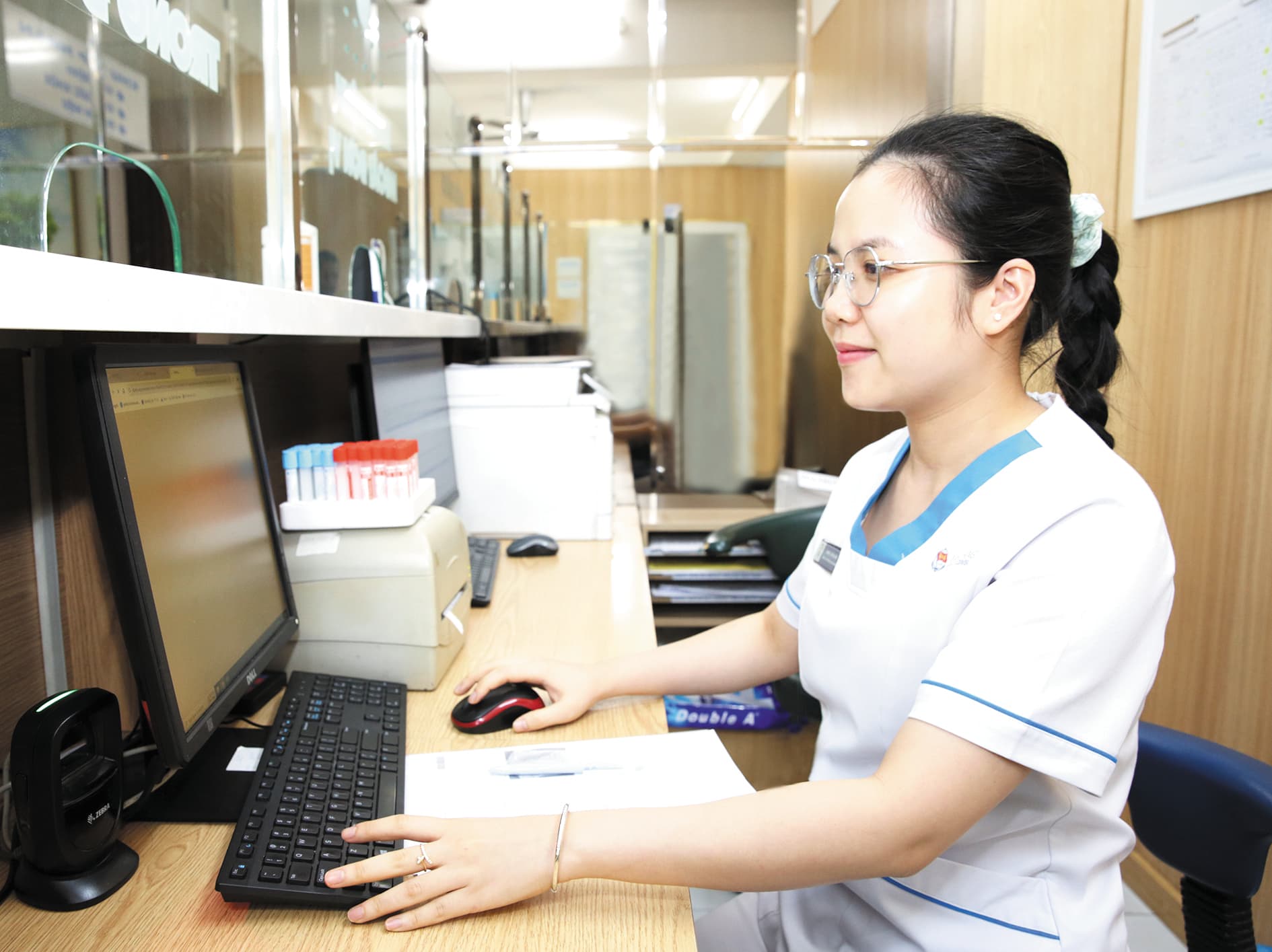 Nữ điều dưỡng trẻ tâm huyết với nghề