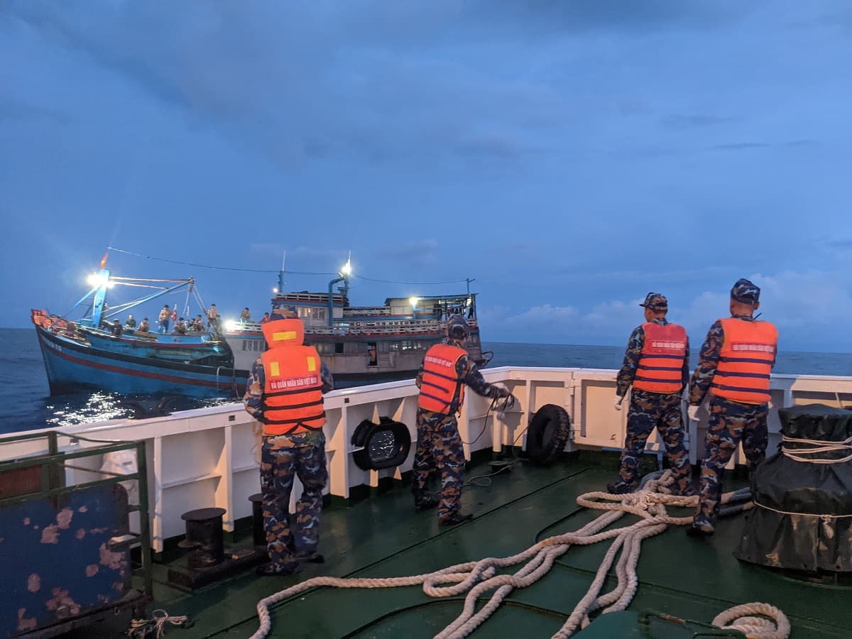 Tàu 468, Vùng 4 lai kéo tàu cá Bình Thuận gặp nạn về Âu tàu Song Tử Tây