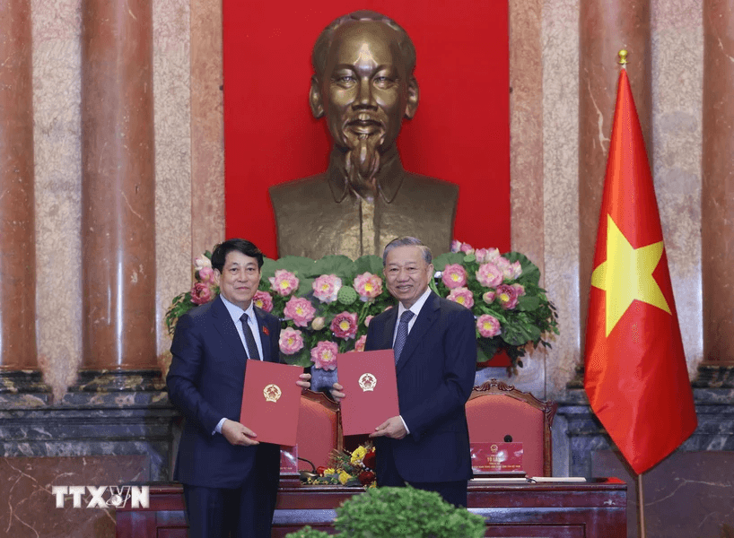 Tổng Bí thư Tô Lâm và Chủ tịch nước Lương Cường bàn giao công tác của Chủ tịch nước