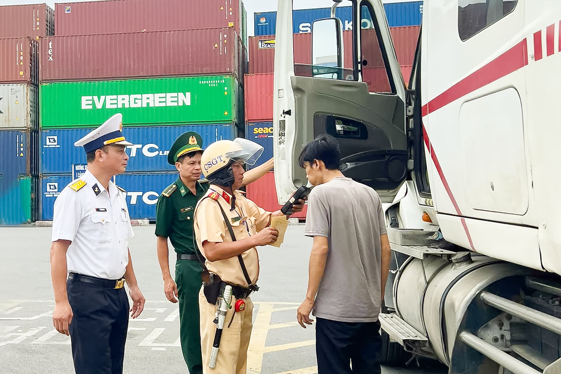 Tân cảng Sài Gòn phối hợp kiểm tra các phương tiện ra vào cảng