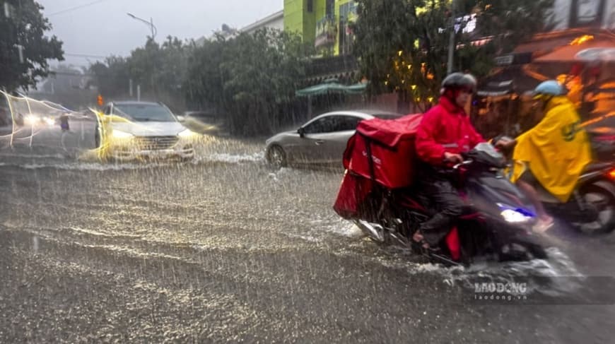 Bão số 6 gió giật cấp 15, gây mưa to đến rất to từ Quảng Bình đến Quảng Ngãi