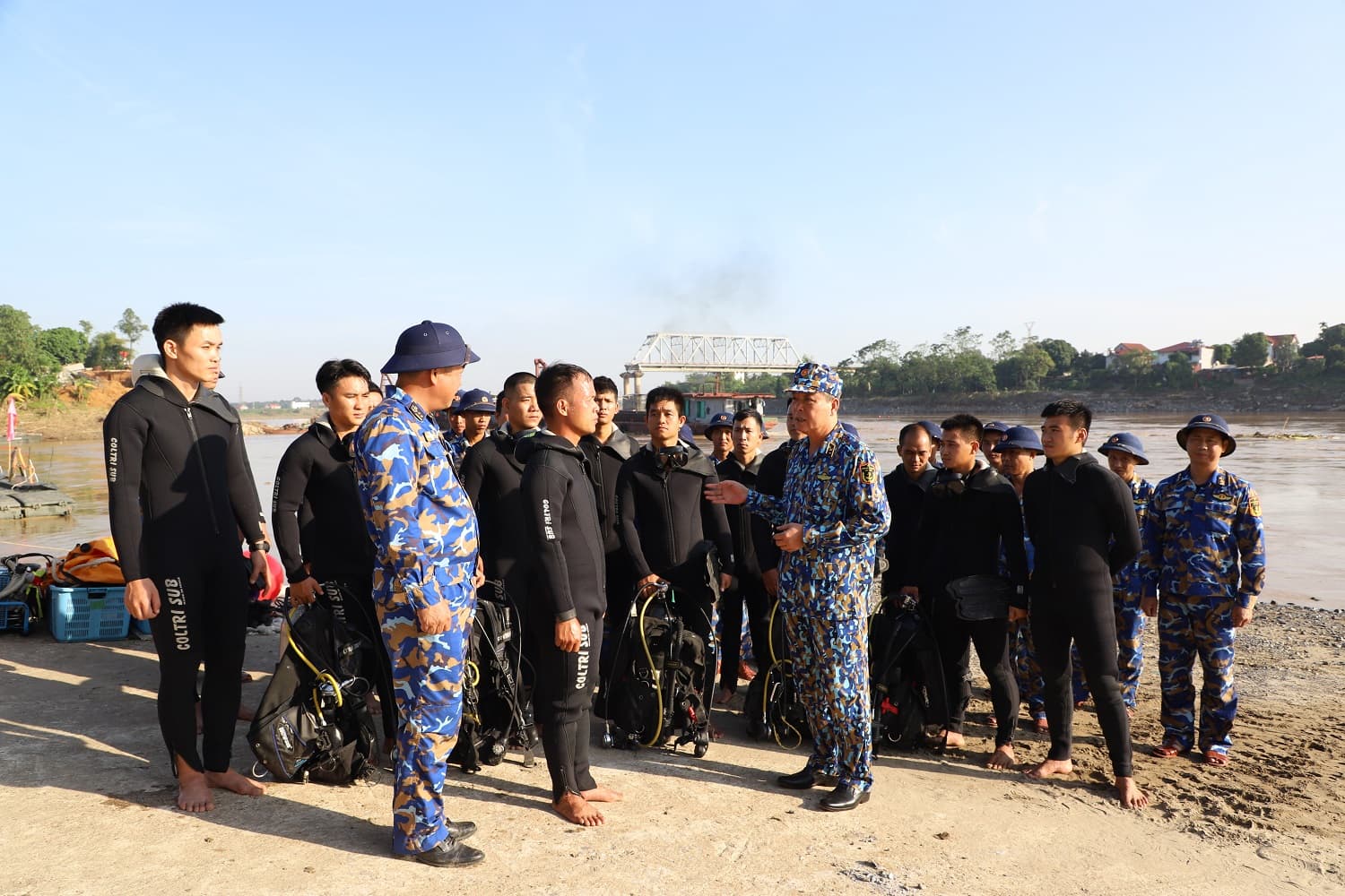 Thủ trưởng Bộ Tư lệnh Hải quân động viên lực lượng tìm kiếm nạn nhân vụ sập cầu Phong Châu