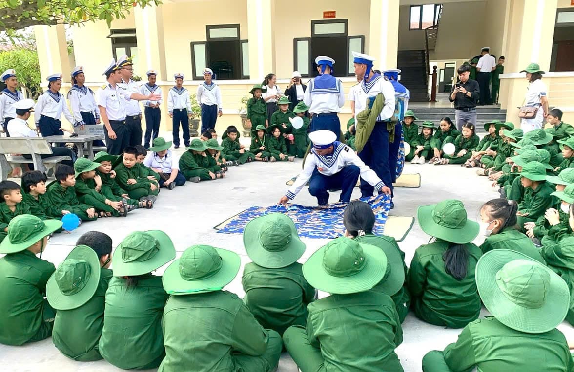Chương trình “Một ngày làm chiến sĩ tí hon” ở Vùng 3 Hải quân