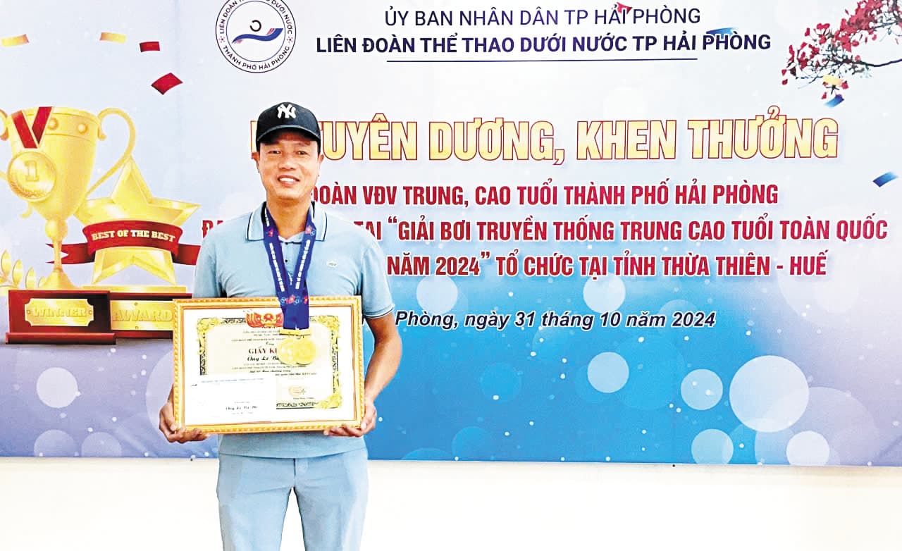 Nhân viên trạm nguồn đam mê bơi lội