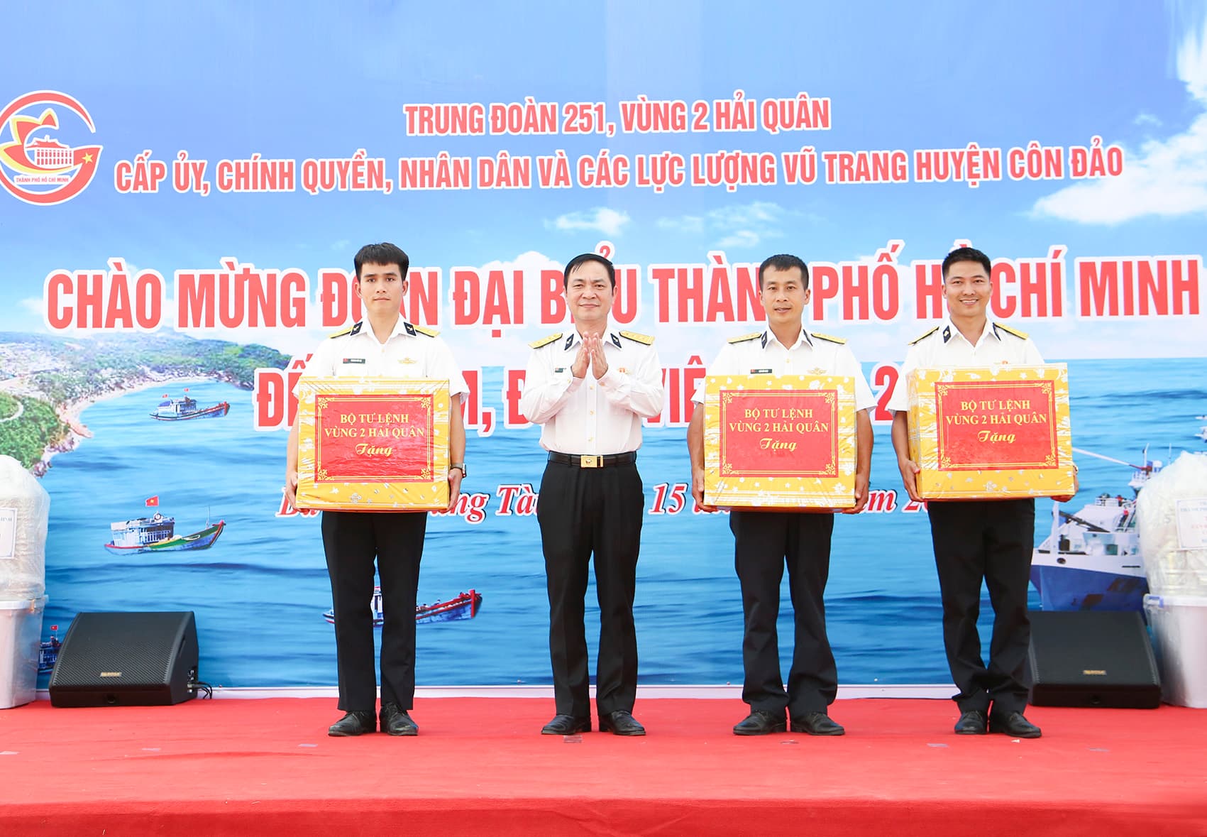 Đoàn công tác TP. Hồ Chí Minh thăm, tặng quà cán bộ, chiến sĩ và các lực lượng tại huyện Côn Đảo