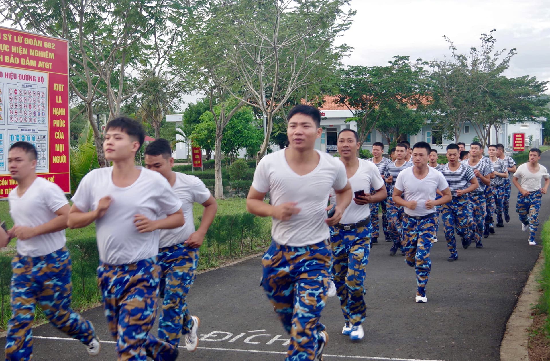 Hơn 100 cán bộ, chiến sĩ Lữ đoàn 682 tham gia thử thách chạy bộ “Higreen – Vì Trường Sa xanh”