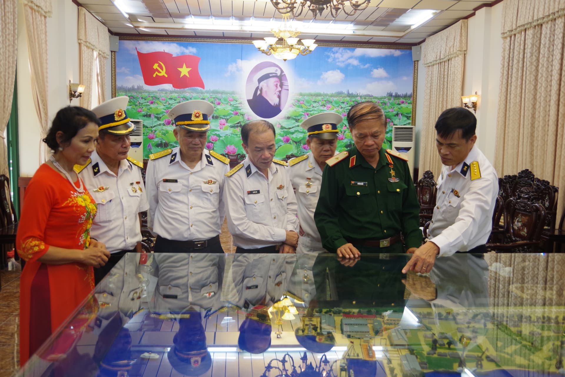 Ban Liên lạc Hội truyền thống Hải quân khu vực Hà Nội thăm Nhà máy X46