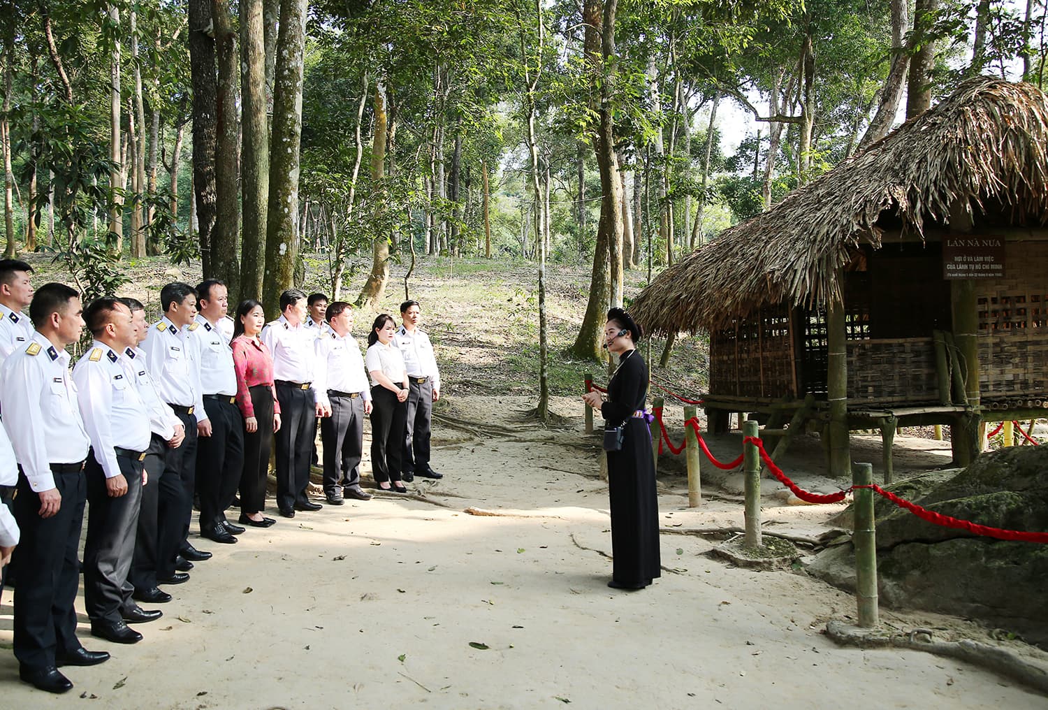 Vùng 1 Hải quân tham quan, dâng hương tại Khu di tích Quốc gia đặc biệt Tân Trào
