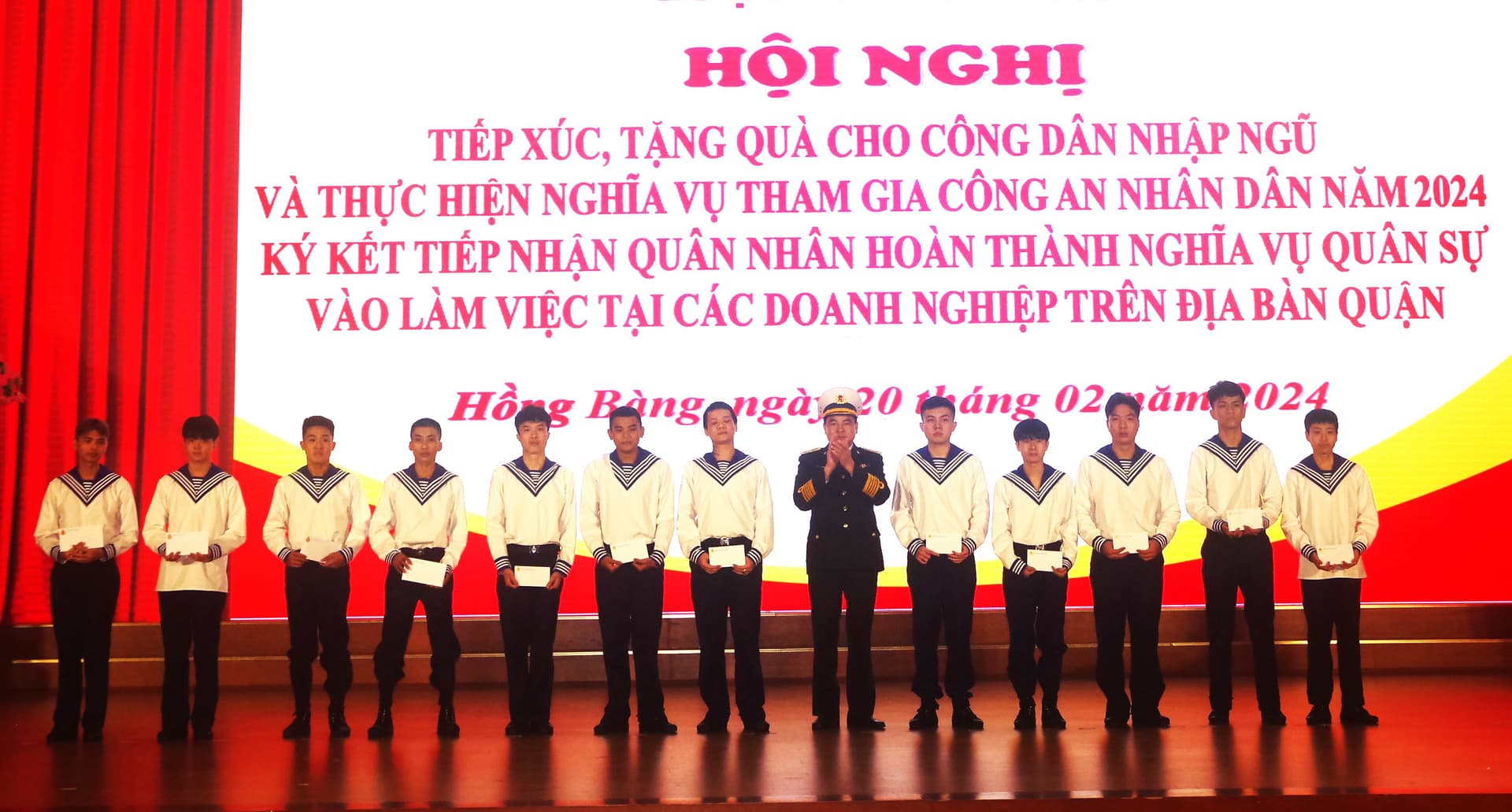 Bộ Tham mưu tặng quà công dân của quận Hồng Bàng nhập ngũ