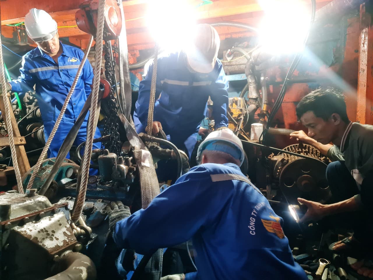Trung tâm Dịch vụ Hậu cần-Kỹ thuật đảo Trường Sa khắc phục thành công sự cố tàu cá KH 94848 TS