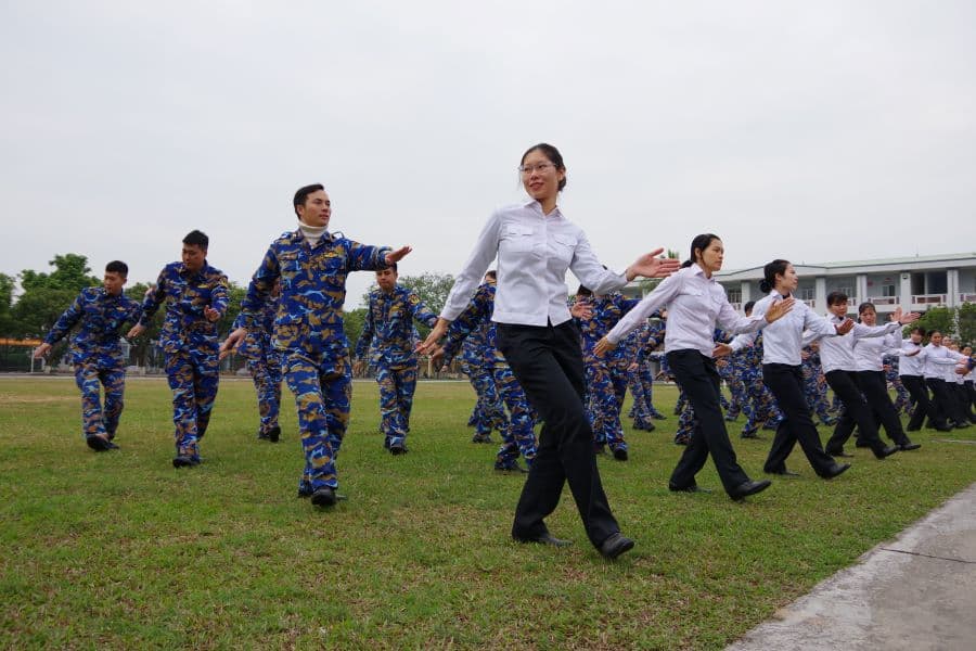 Lữ đoàn 131 tập luyện các vũ điệu tập thể