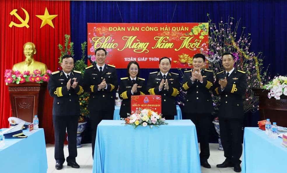 Tư lệnh Hải quân kiểm tra, chúc Tết Viện Y học và Đoàn Văn công