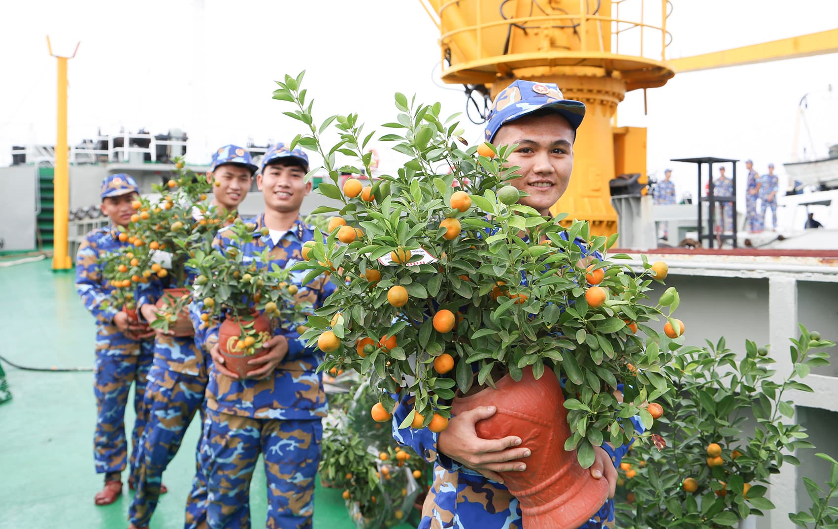 Sắc xuân nơi trùng khơi sóng