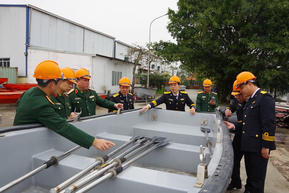 Nghiệm thu “Xuồng chèo tay XCT-01” trang bị cho Hải đội dân quân thường trực