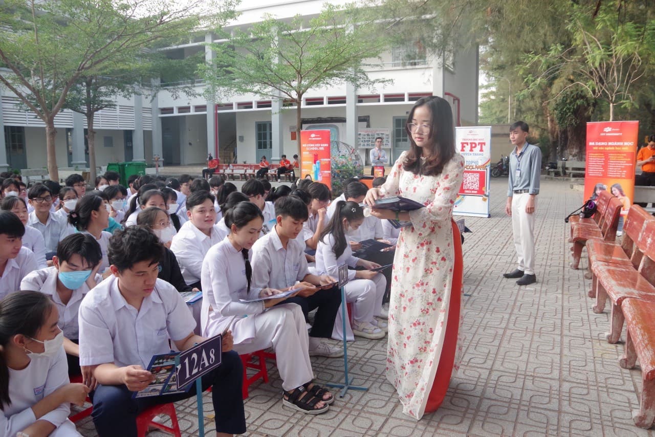 Gần 5.000 học sinh tỉnh Tây Ninh được cung cấp thông tin về biển, đảo và tư vấn tuyển sinh quân sự năm 2024