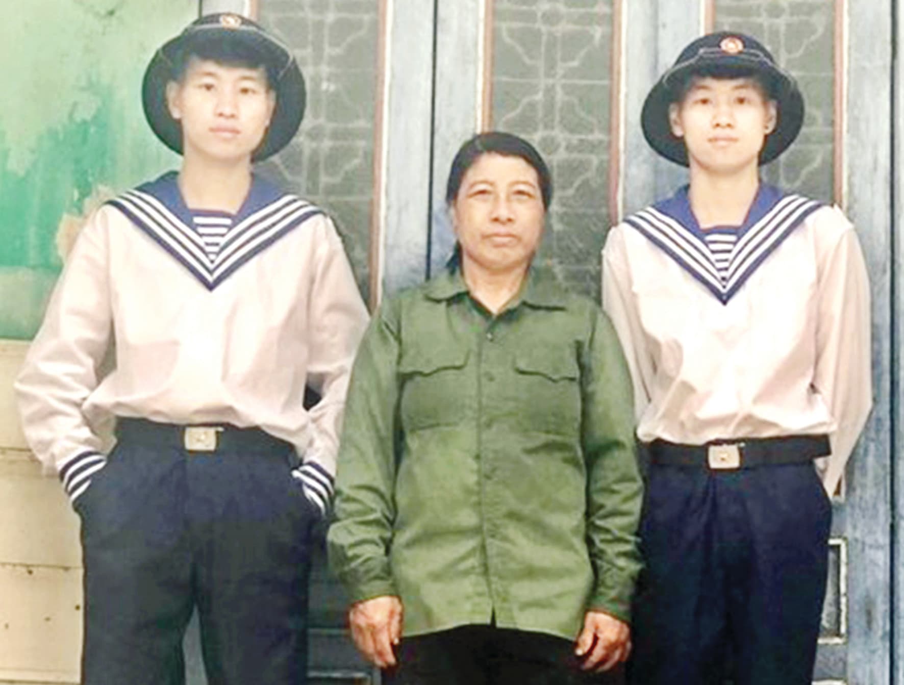 Hai anh em sinh đôi cùng lên đường nhập ngũ
