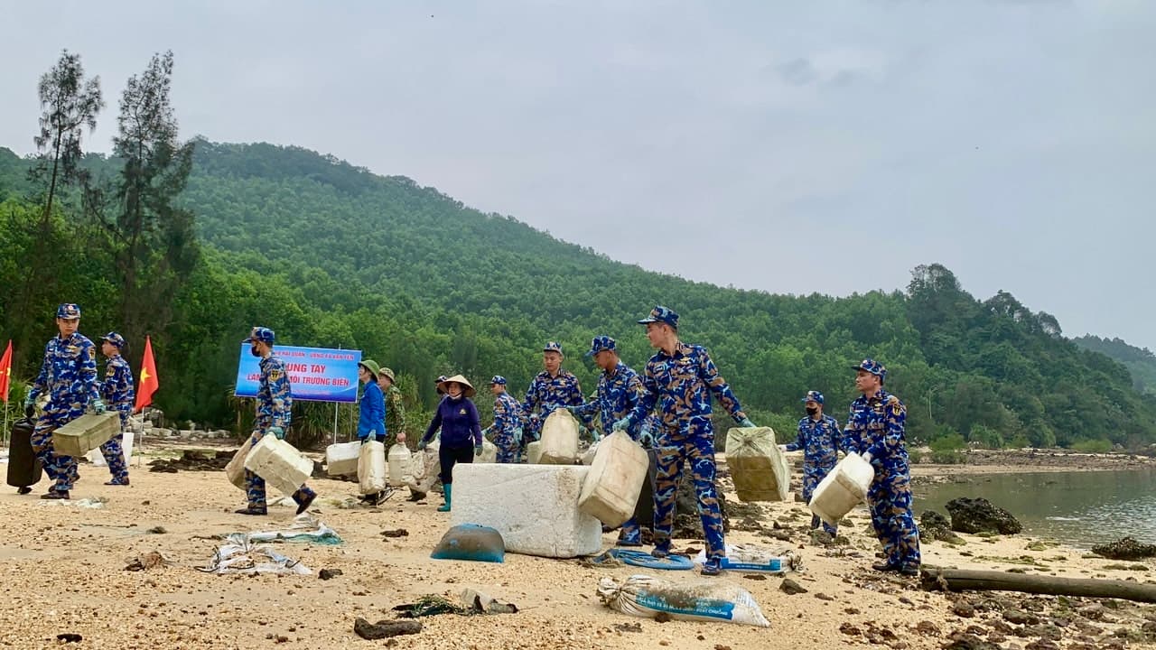 Tuổi trẻ Lữ đoàn 169 chung tay làm sạch môi trường biển