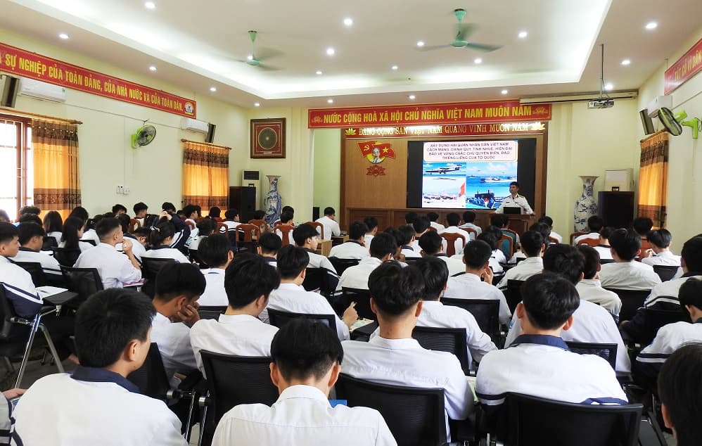 Hải đoàn 128 thông tin về biển đảo, tuyên truyền thu hút nguồn nhân lực tại Thanh Hóa