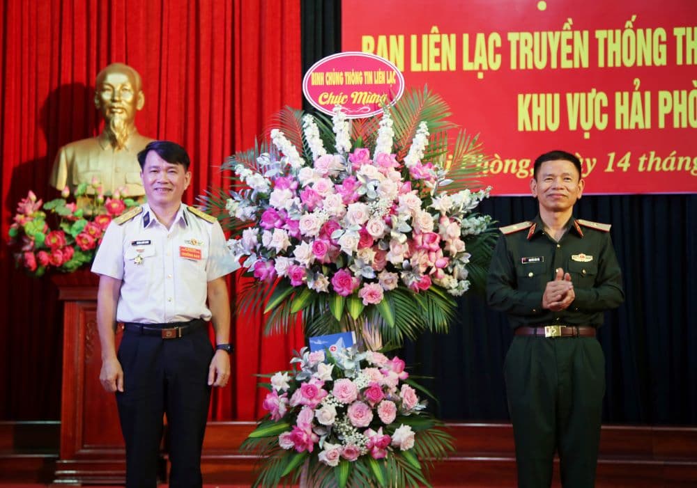 Chính ủy Binh chủng Thông tin liên lạc dự họp mặt Ban liên lạc truyền thống Thông tin Hải quân khu vực Hải Phòng