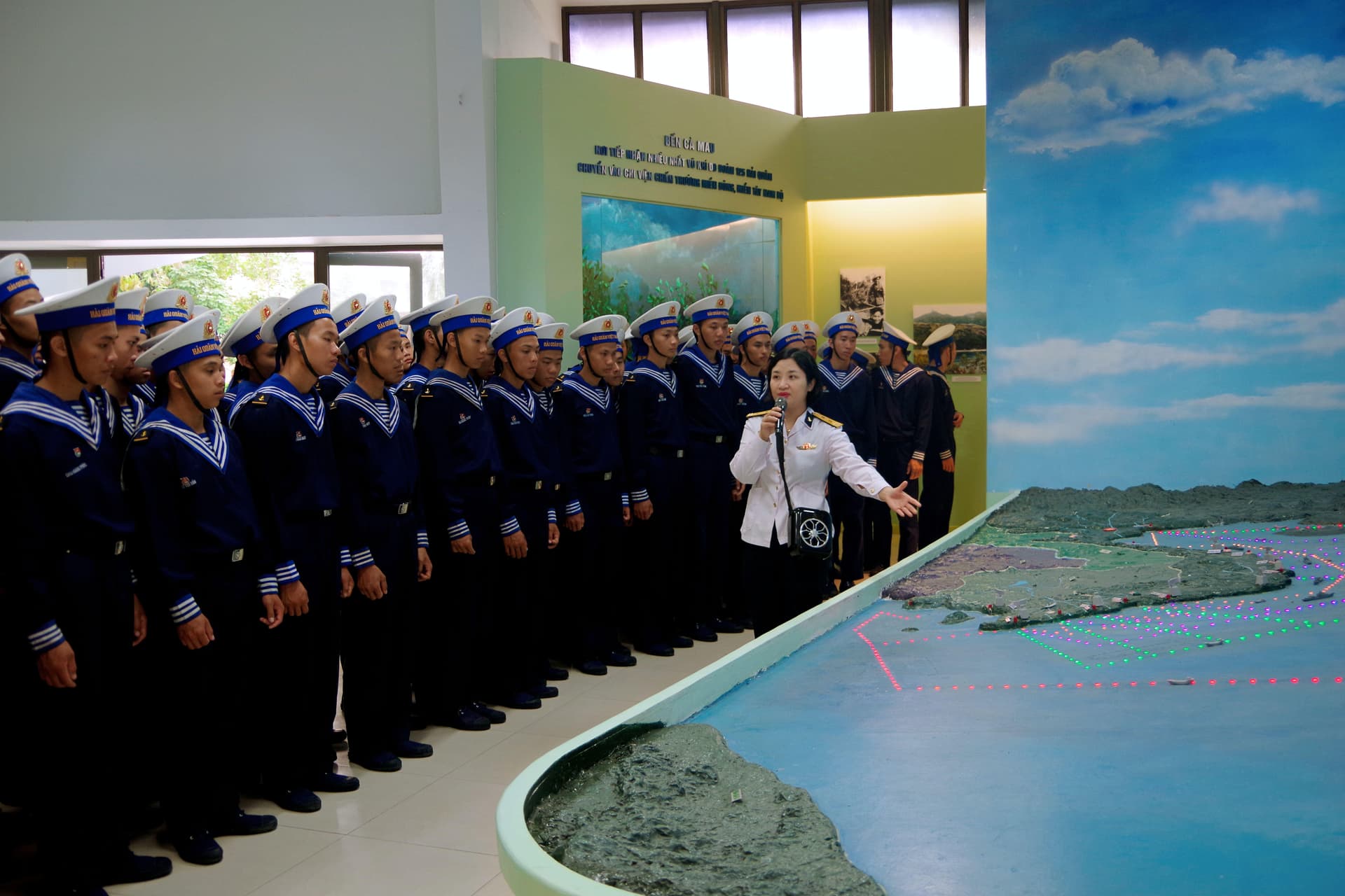 Chiến sĩ mới Vùng 1 tham quan, học tập truyền thống tại Bảo tàng Hải quân