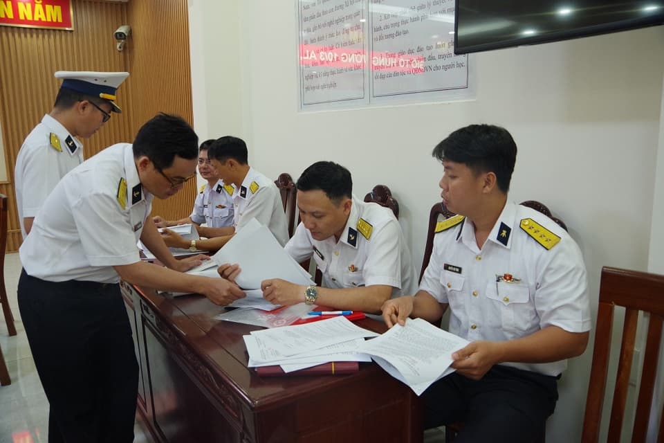 Cụm Lực lượng Hải quân 2 kiểm tra công tác SSCĐ dịp lễ