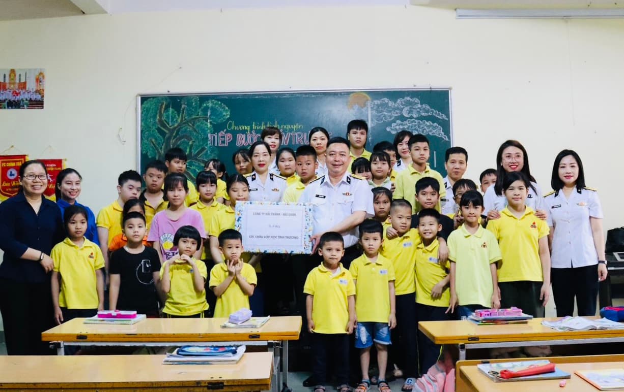 Công ty Hải Thành thăm, tặng quà các cháu lớp học tình thương