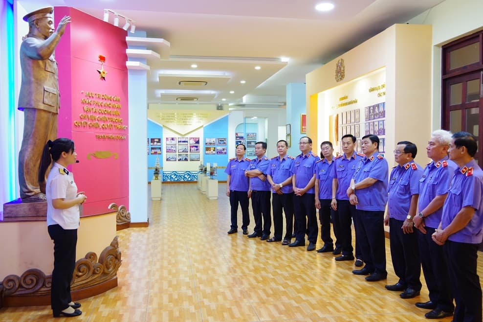 Đoàn cán bộ Viện Kiểm sát nhân dân cấp cao Thành phố Hồ Chí Minh thăm Lữ đoàn 125