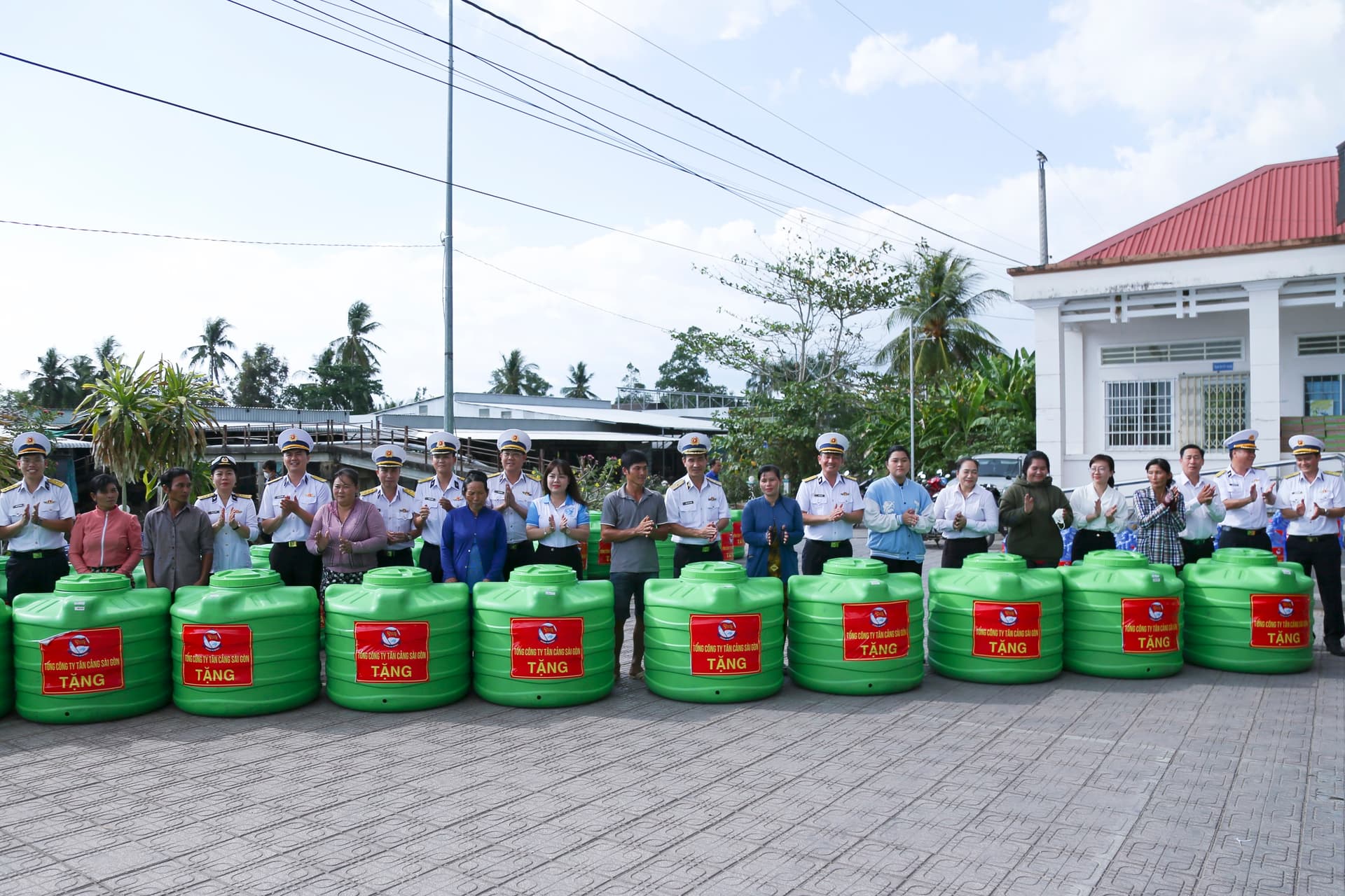 Quân chủng Hải quân hỗ trợ khắc phục hạn hán, xâm nhập mặn tại Cà Mau ​