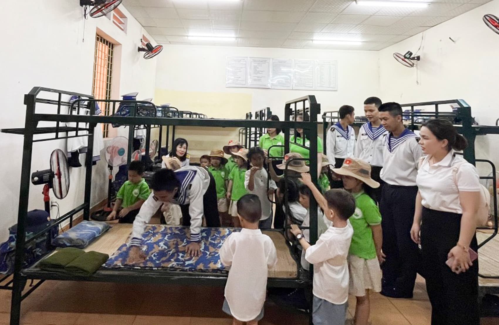 Trường mầm non Khu vườn tuổi thơ tham quan Phòng Hậu cần, Bộ Tham mưu Hải quân