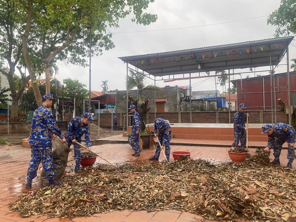 Tuổi trẻ Tiểu đoàn 158 lao động giúp nhân dân xã Ngũ Lão