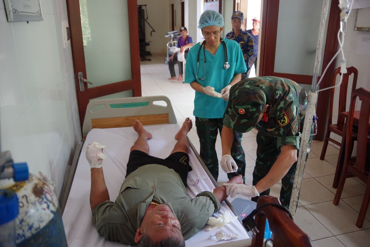 Trung tâm y tế thị trấn Trường Sa cấp cứu ngư dân tỉnh Bình Định gặp nạn