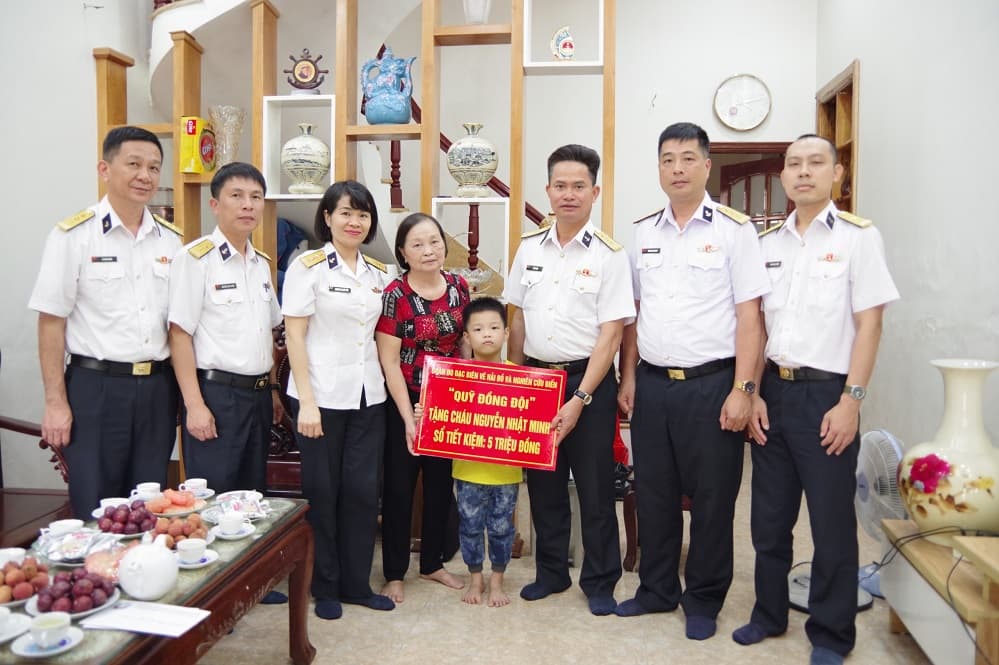 Đoàn Đo đạc biên vẽ hải đồ và nghiên cứu biển nhiều hoạt động trong tháng hành động vì trẻ em