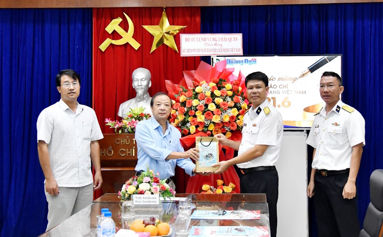 Lữ đoàn 680: Thăm, chúc mừng cơ quan báo chí tỉnh Quảng Ngãi và tặng quà con ngư dân