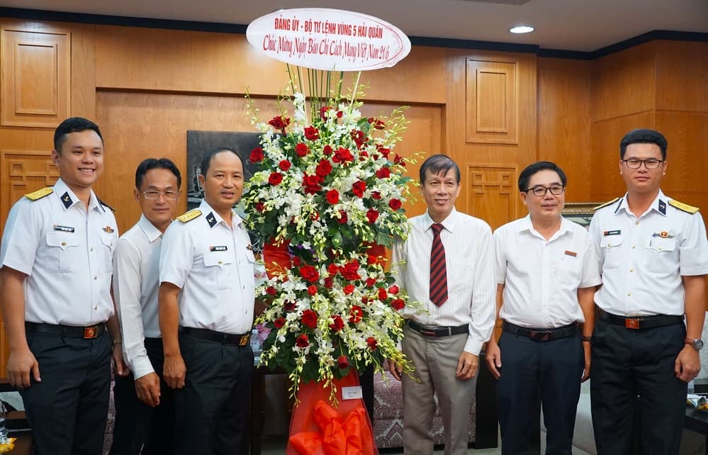 Bộ Tư lệnh Vùng 5 thăm, chúc mừng các cơ quan báo chí